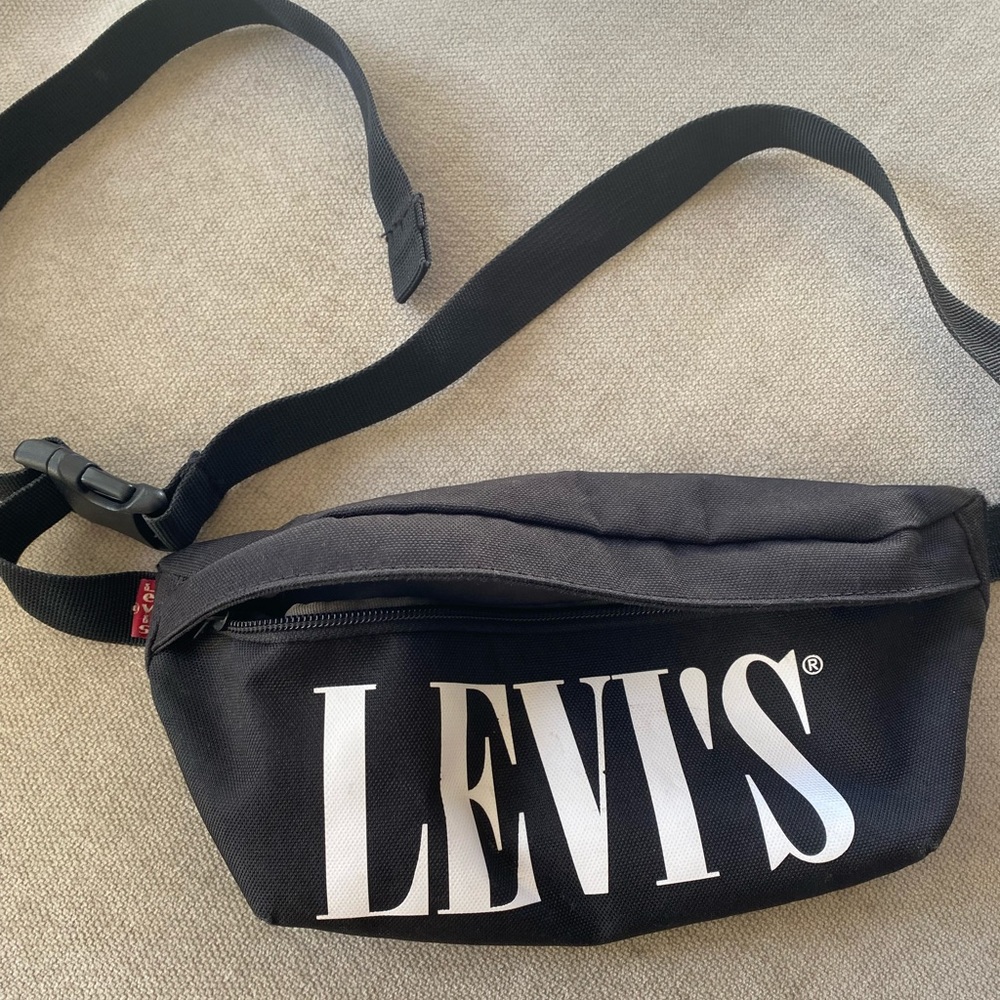 Levi’s Fanny pack with serif logo. Worn a couple times.